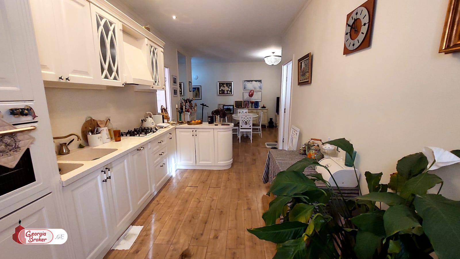 იყიდება ახალი გარემონტებული 3 ოთახიანი ბინა ვაკეში